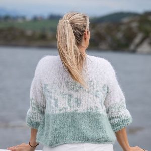 Stickad tröja Pärlemorskyar till dam - garnpaket från Bluum i Fnugg