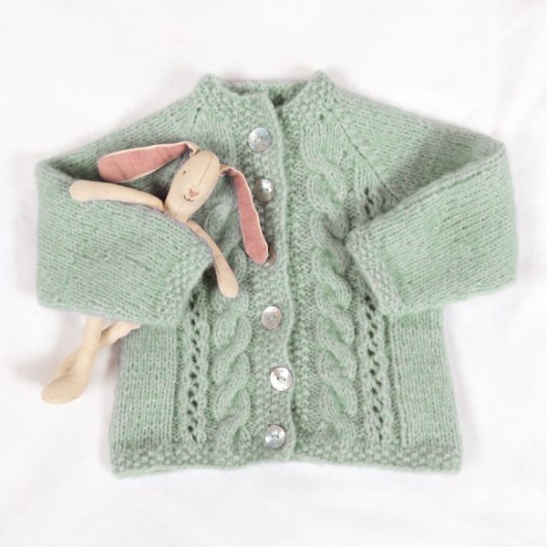 Strickad kofta Fläta - garnpaket från Bluum i Fluffy