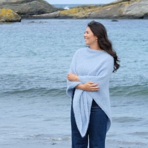 Stickad Poncho Himmelsblå till dam - garnpaket från Bluum i Fnugg