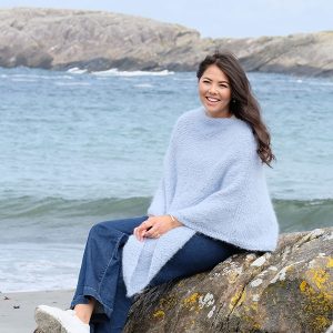 Stickad Poncho Himmelsblå till dam - garnpaket från Bluum i Fnugg