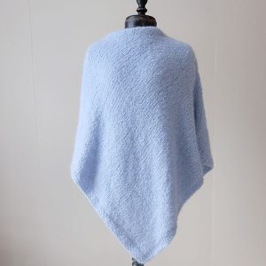 Stickad Poncho Himmelsblå till dam - garnpaket från Bluum i Fnugg