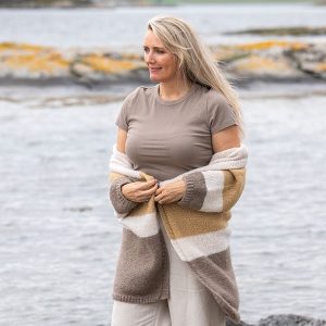 Stickad kofta Mörk Sand till dam - garnpaket från Bluum i Fluffy