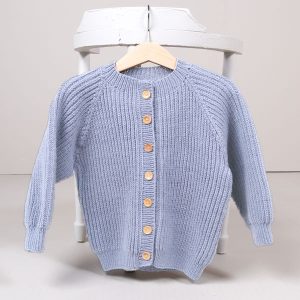 Stickad kofta Noah - garnpaket i Bluum Soft Merino Ull
