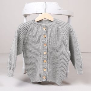 Stickad kofta Noah - garnpaket i Bluum Soft Merino Ull
