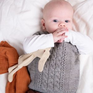 Stickad väst Fläta - garnpaket i Bluum Pure Eco Baby Wool
