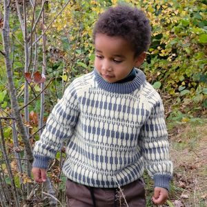 Stickad tröja Lärka - garnpaket i Bluum Pure Eco Baby Wool Stickning 1-2 år Dus Denim
