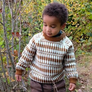 Stickad tröja Lärka - garnpaket i Bluum Pure Eco Baby Wool Stickning 1-2 år Mörk ockra