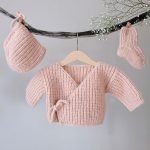 Strickad kofta Lilla knopp m/mössa och sockar - garnpaket från Bluum i Fluffy