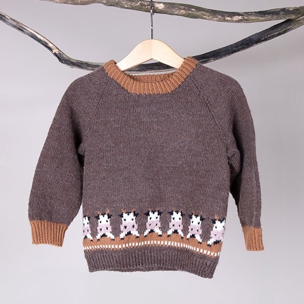 Stickad tröja Nyfikna kor - garnpaket i Bluum Soft Merino Ull