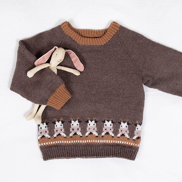 Stickad tröja Nyfikna kor - garnpaket i Bluum Soft Merino Ull