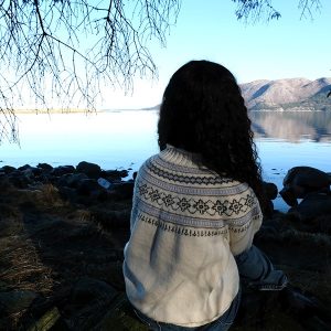 Stickad tröja Ingrid till dam - garnpaket i Bluum Pure Eco Baby Wool