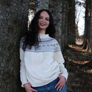 Stickad tröja Ingrid till dam - garnpaket i Bluum Pure Eco Baby Wool