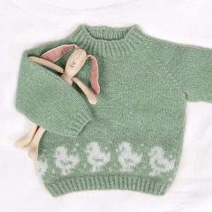 Stickad tröja Lilla Kyckling m/luva och benvärmare - garnpaket från Bluum i Fluffy