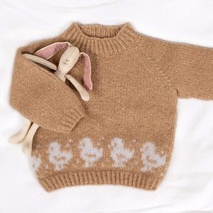 Stickad tröja Lilla Kyckling m/luva och benvärmare - garnpaket från Bluum i Fluffy