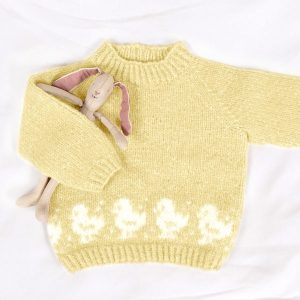 Stickad tröja Lilla Kyckling m/luva och benvärmare - garnpaket från Bluum i Fluffy