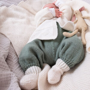 Stickat set Bebisset Hjärta - garnpaket i Bluum Pure Eco baby Wool