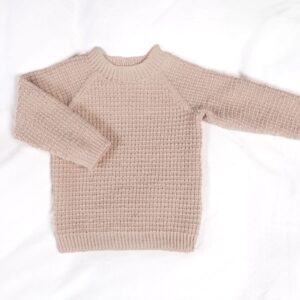 Stickad tröja Hugo med mössa Latte - garnpaket i Bluum Soft Merino Ull