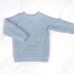 Stickad tröja Hugo med mössa Ljus blå - garnpaket i Bluum Soft Merino Ull
