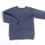 Stickad tröja Hugo med mössa Ljus denim - garnpaket i Bluum Soft Merino Ull