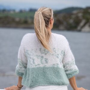 Stickad tröja Pärlmorskyar till dam - garnpaket från Bluum i Fnugg