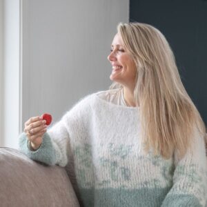 Stickad tröja Pärlmorskyar till dam - garnpaket från Bluum i Fnugg