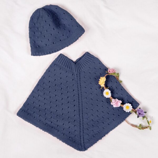 Stickat set Poncho och mössa med hålmönster - garnpaket i Bluum Soft Merino Ull