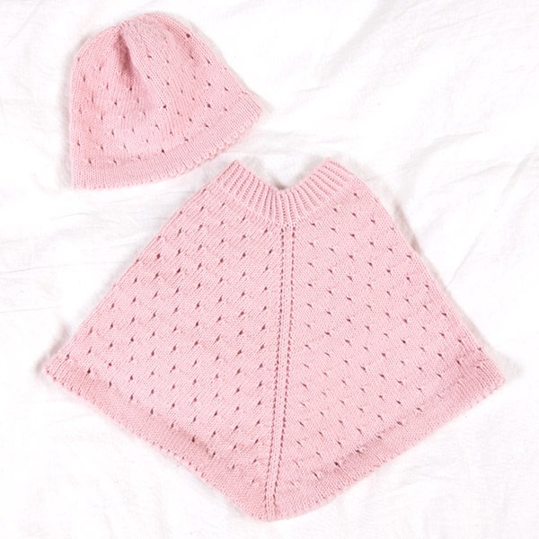 Strikk-Poncho-med-lue-i-hullm-1-1-1-1-1.jpeg