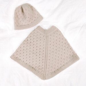 Stickat set Poncho och mössa med hålmönster - garnpaket i Bluum Soft Merino Ull