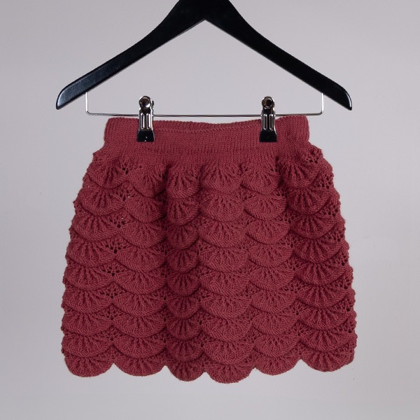 Stickad kjol Våg - garnpaket i Bluum Soft Merino Ull