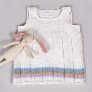 Stickad klänning Emily - garnpaket i Bluum Pure Eco Baby Wool