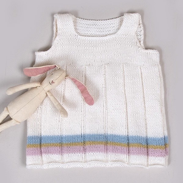 Stickad klänning Emily - garnpaket i Bluum Pure Eco Baby Wool