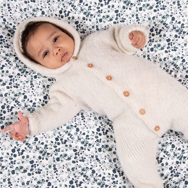 Stickad overall med luva - garnpaket från Bluum i Fluffy