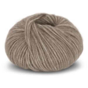 Stickad tröja Bjørk til dame - garnpaket från Bluum i Fluffy Stickning 2XL Truffle