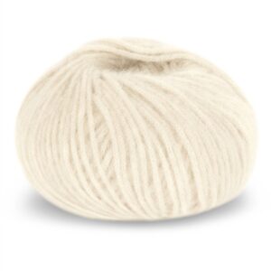 Stickad tröja Bjørk til dame - garnpaket från Bluum i Fluffy Stickning 4XL Vanilla