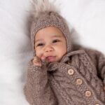 Strickad kofta Fläta m/mössa - garnpaket från Bluum i Fluffy