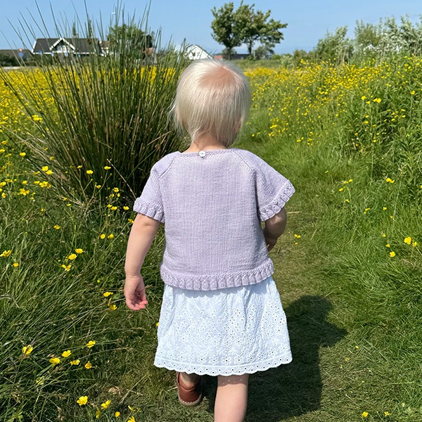 Stickad Sommartopp Blåklocka till barn - garnpaket i Bluum Soft Merino Ull