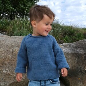 Stickad tröja Timjan till barn - garnpaket i Bluum Soft Merino Ull