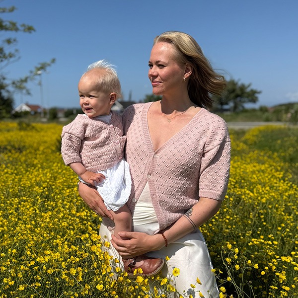 Stickad kofta Viola till dam - garnpaket i Bluum Soft Merino Ull