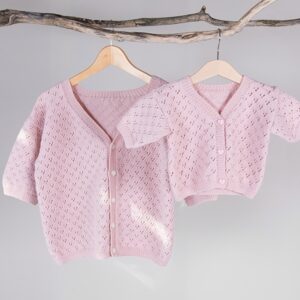 Stickad kofta Viola till dam - garnpaket i Bluum Soft Merino Ull