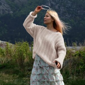 Stickad tröja Björk till dam - garnpaket från Bluum i Fluffy Stickning 3XL Fog