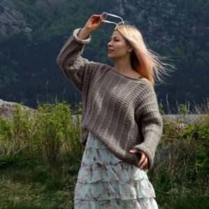 Stickad tröja Björk till dam - garnpaket från Bluum i Fluffy Stickning 4XL Coffee