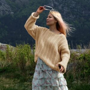 Stickad tröja Björk till dam - garnpaket från Bluum i Fluffy Stickning 4XL Fugde