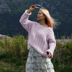 Stickad tröja Björk till dam - garnpaket från Bluum i Fluffy Stickning 4XL Lavender