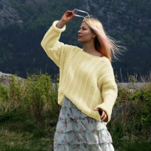 Stickad tröja Björk till dam - garnpaket från Bluum i Fluffy Stickning 4XL Lemon