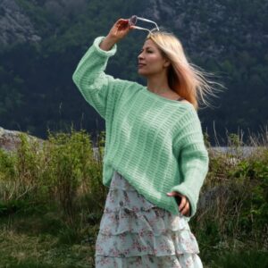 Stickad tröja Björk till dam - garnpaket från Bluum i Fluffy Stickning 4XL Limelight