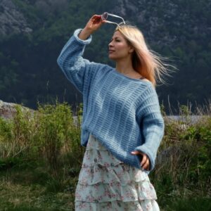 Stickad tröja Björk till dam - garnpaket från Bluum i Fluffy Stickning 5XL Blue Bell
