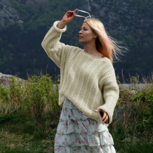 Stickad tröja Björk till dam - garnpaket från Bluum i Fluffy Stickning L-XL Pistachio