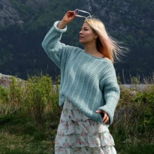 Stickad tröja Björk till dam - garnpaket från Bluum i Fluffy Stickning S Dusty petrol