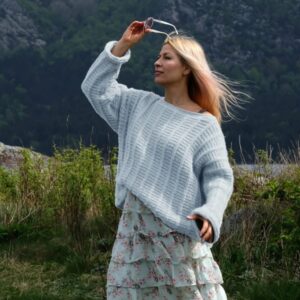 Stickad tröja Björk till dam - garnpaket från Bluum i Fluffy Stickning XXS-XS Blueberry