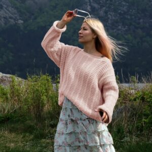 Stickad tröja Björk till dam - garnpaket från Bluum i Fluffy Stickning XXS-XS Cotton candy